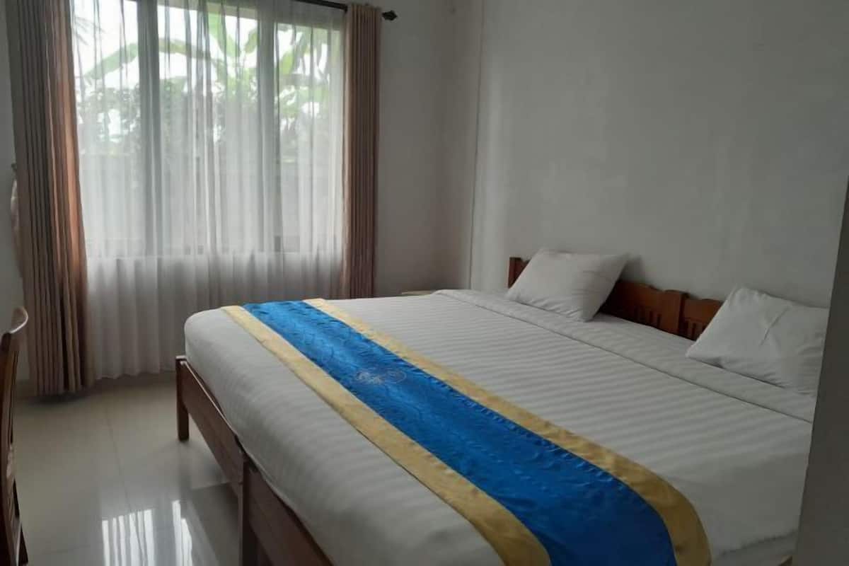 1 bedroom, desk, soundproofing, iron/ironing board (on request)