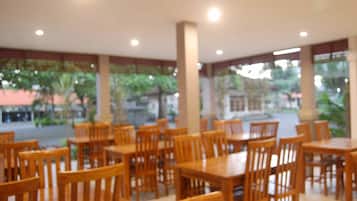 供應早餐、午餐、晚餐;本地及多國菜