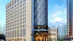 施設の正面 (日没後)