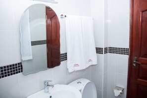 Habitación ejecutiva, 1 cama King size, para no fumadores | Baño | Regadera, amenidades de baño gratuitas, secadora de cabello