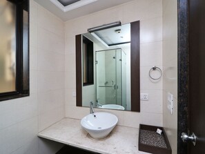 Kamar Double atau Twin Standar, 1 Tempat Tidur Double, Boleh Merokok | Kamar mandi | Shower dan pancuran hujan