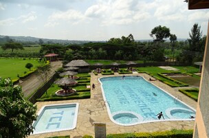 Una piscina al aire libre