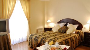 Premium bedding, in-room safe, free WiFi, bed sheets - Hotel Jaume (Alp)