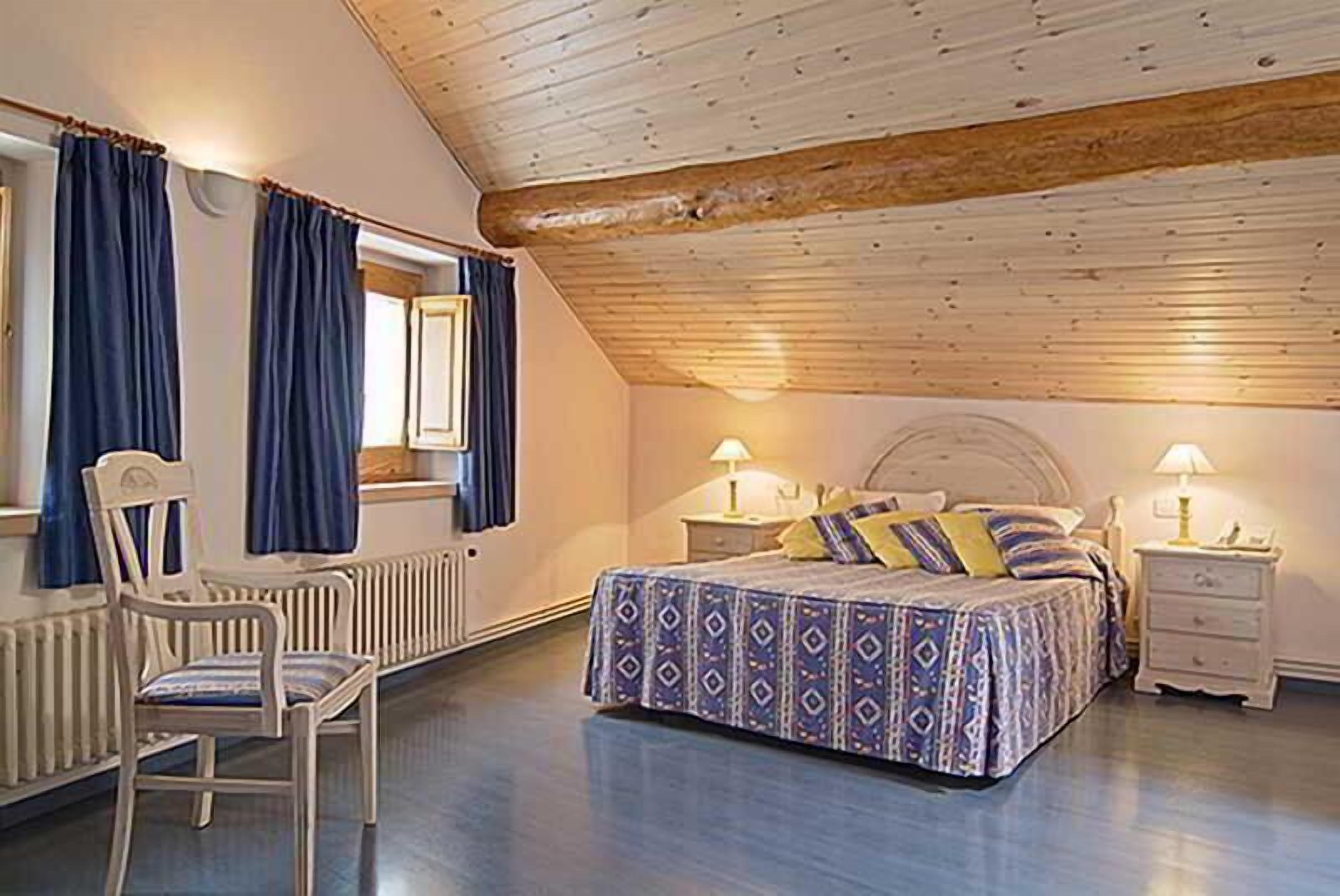 Ropa de cama de alta calidad, caja fuerte, wifi gratis y ropa de cama