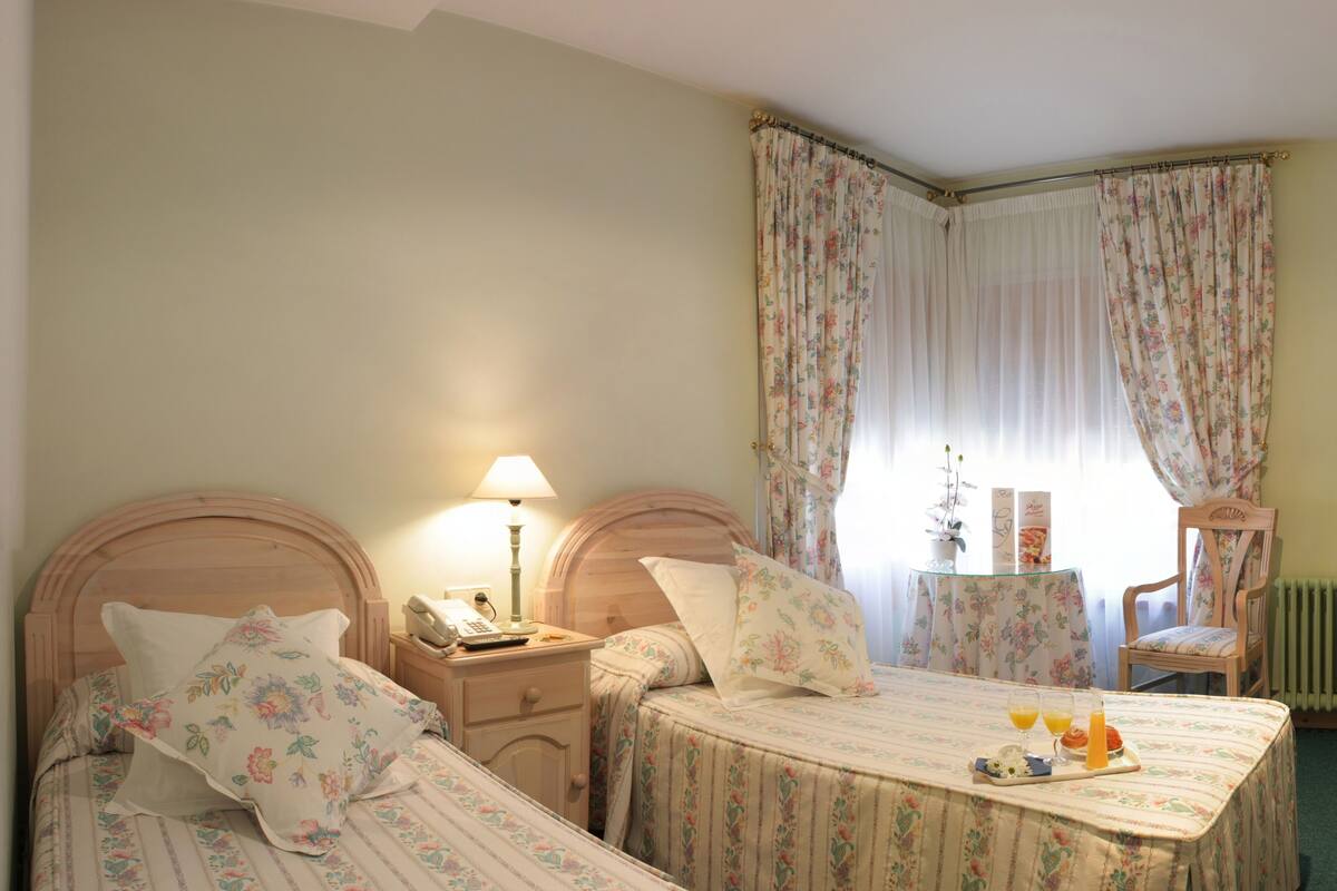 Premium bedding, in-room safe, WiFi (free), bed sheets