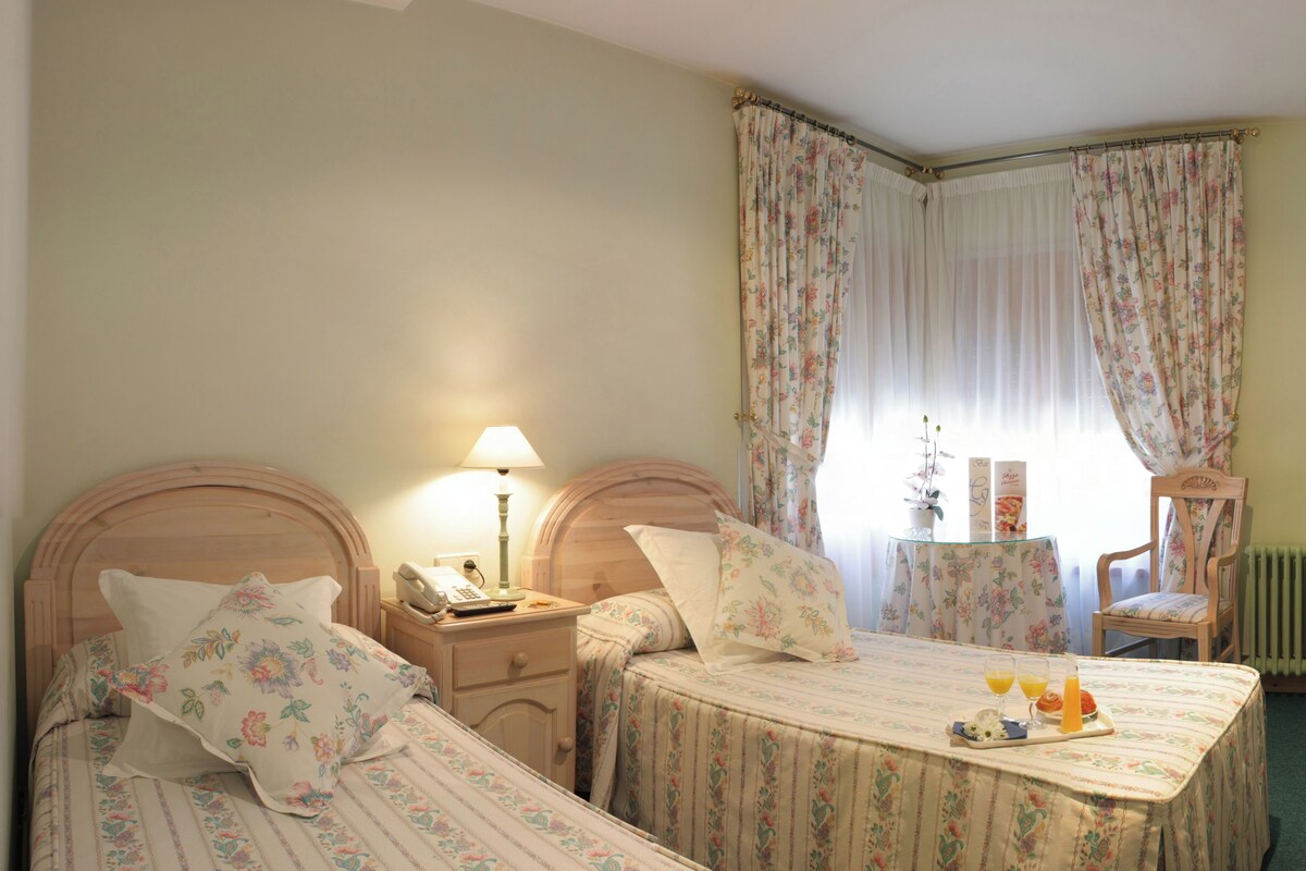 Premium bedding, in-room safe, WiFi (free), bed sheets