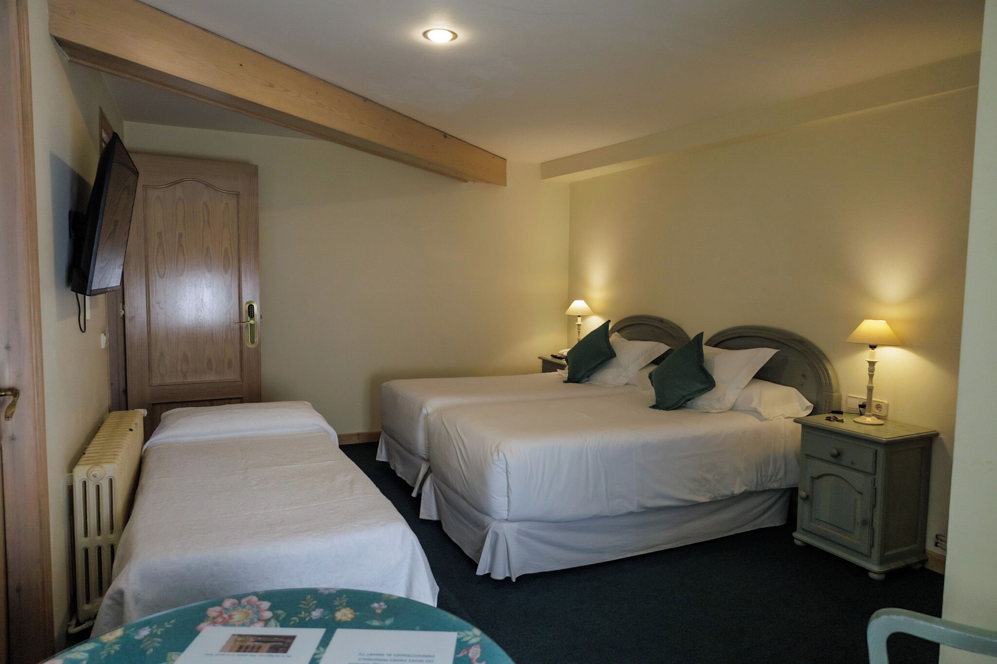 Ropa de cama de alta calidad, caja fuerte, wifi gratis y ropa de cama