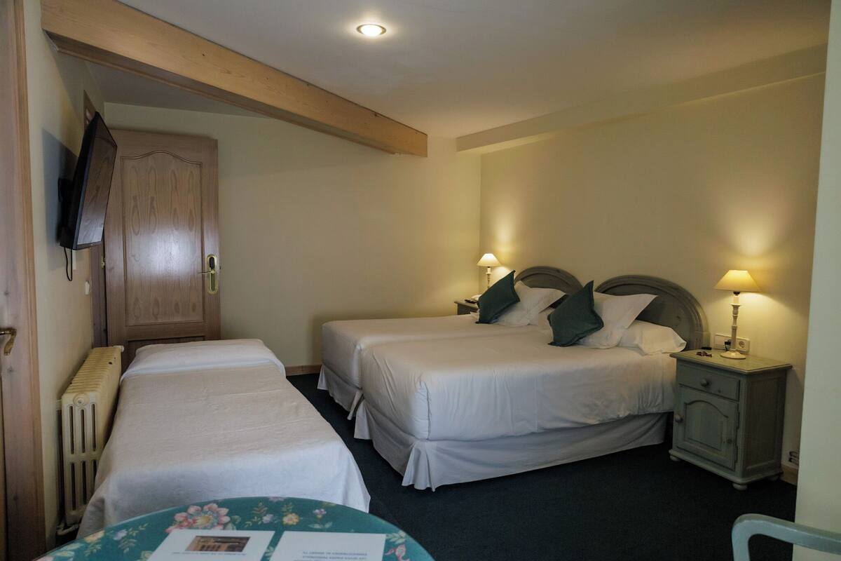 Premium bedding, in-room safe, WiFi (free), bed sheets