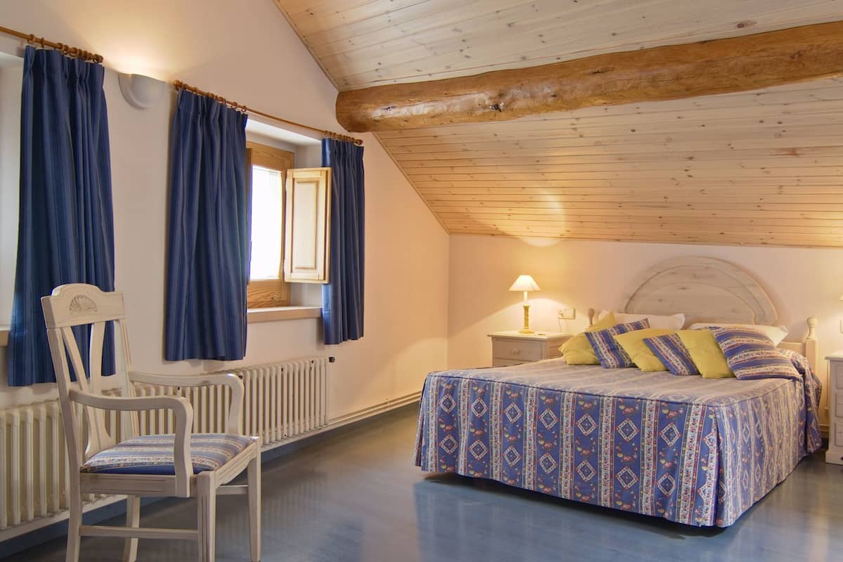 Premium bedding, in-room safe, WiFi (free), bed sheets