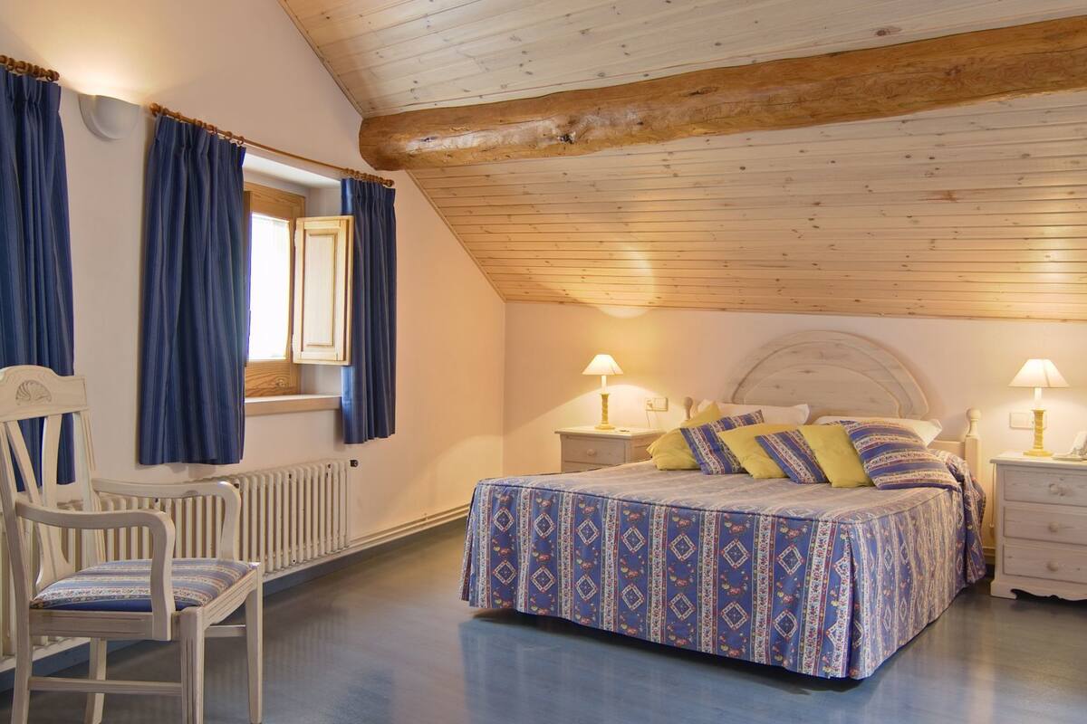 premium bedding, in-room safe, free wifi, bed sheets