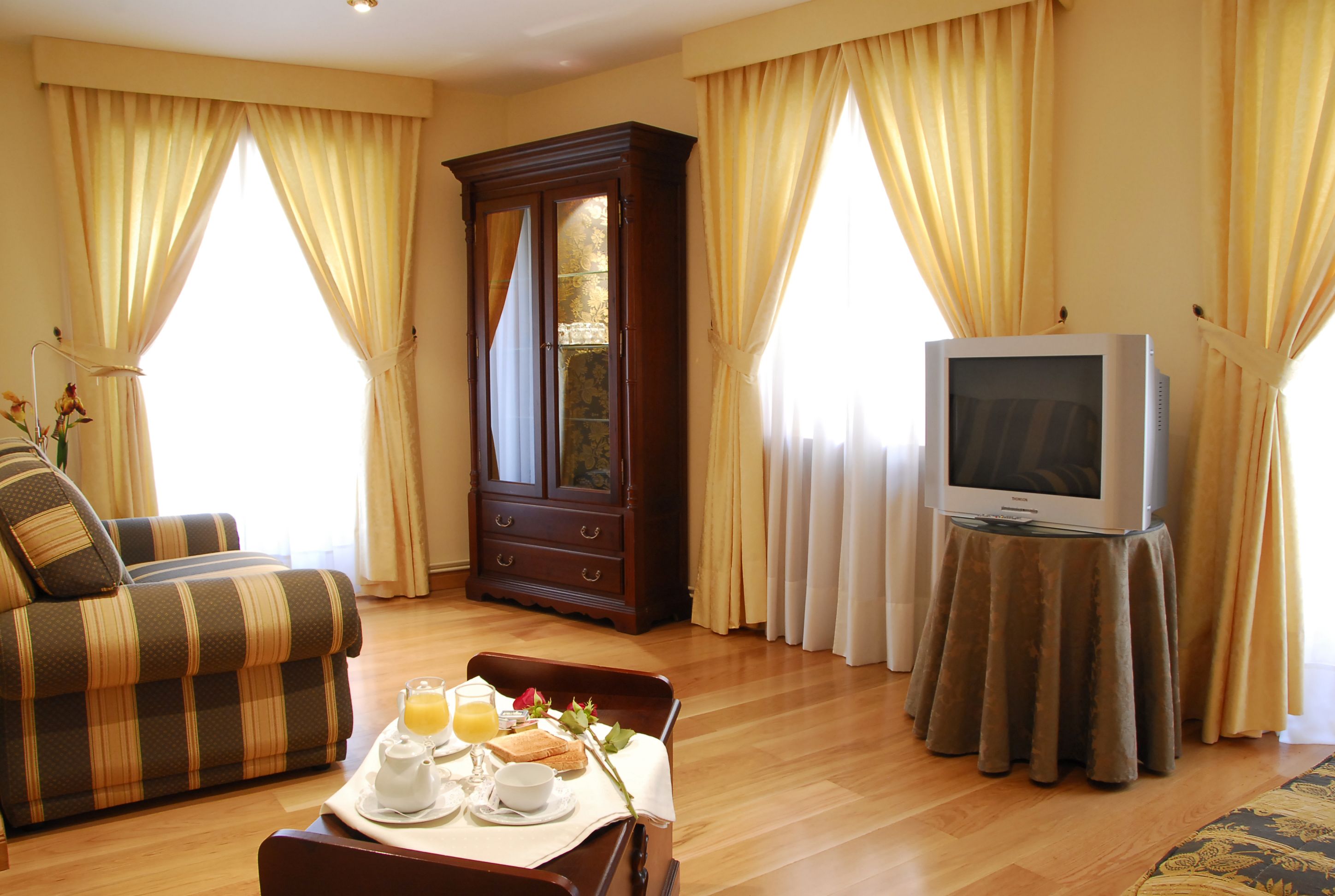 family suite (2 adults + 2 kids) | premium bedding, in-room safe, free wifi, bed sheets
