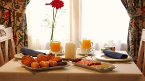 Sudah termasuk sarapan ala kontinental setiap hari