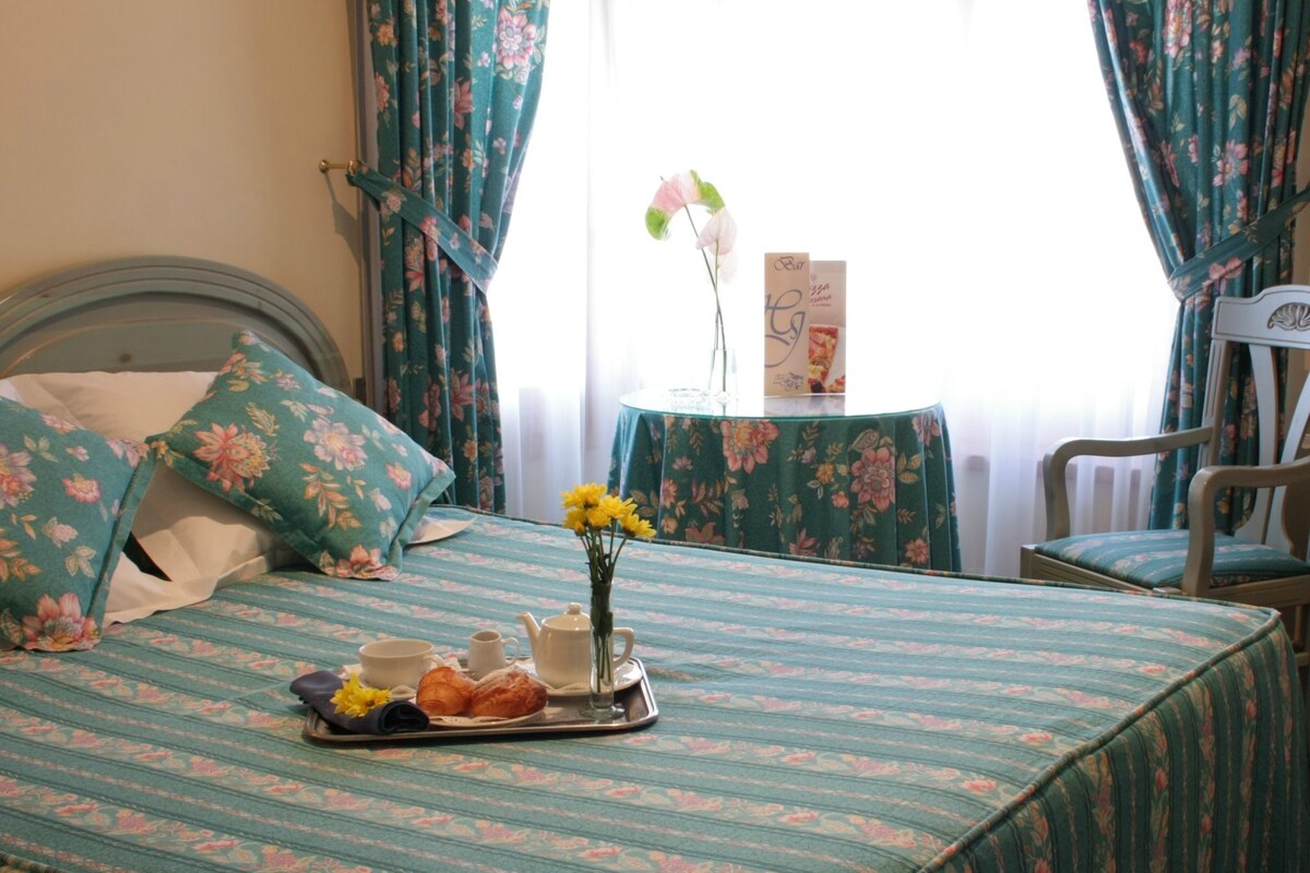 Premium bedding, in-room safe, WiFi (free), bed sheets