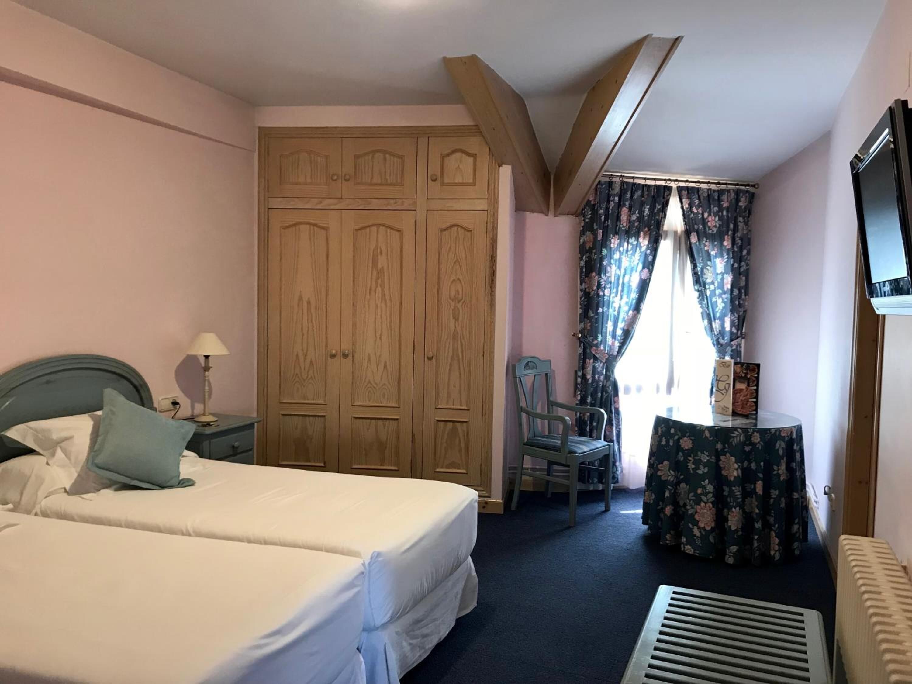 premium bedding, in-room safe, free wifi, bed sheets