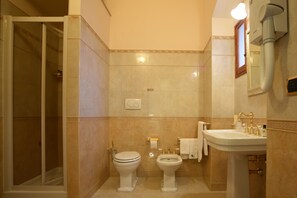 Ein Badezimmer mit Duschkabine, Toilette und Waschbecken.