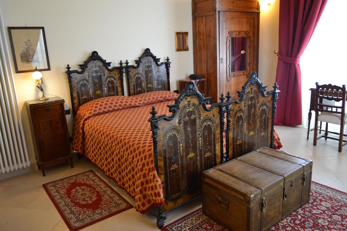 Superior Suite, 1 Queen Bed | Premium bedding, minibar, desk, soundproofing