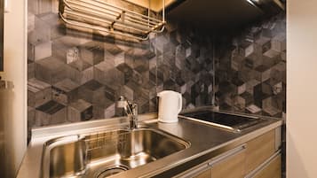 Geladeira, micro-ondas, cooktop, chaleira elétrica