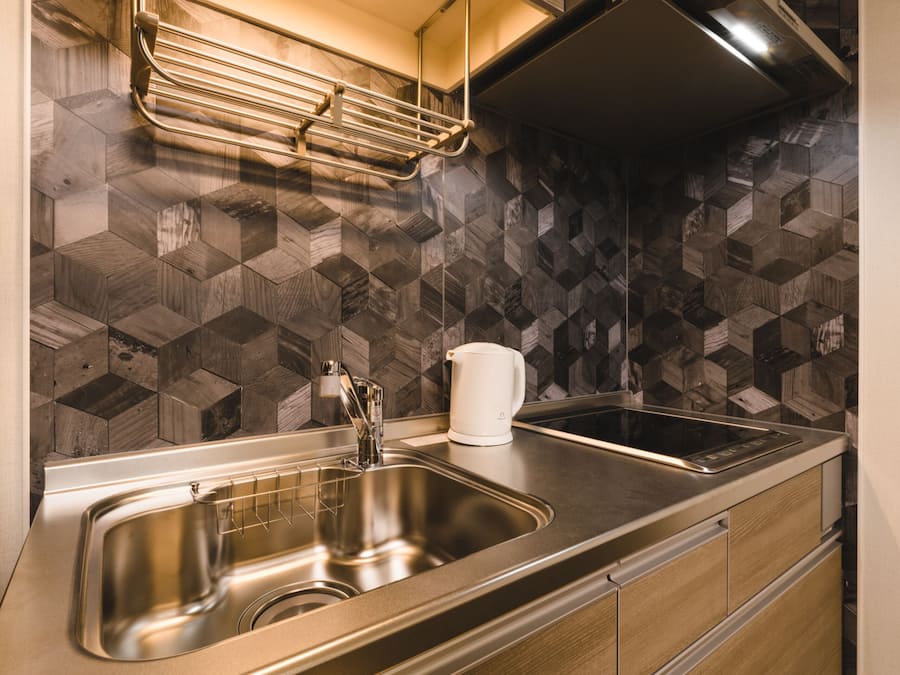 Geladeira, micro-ondas, cooktop, chaleira elétrica