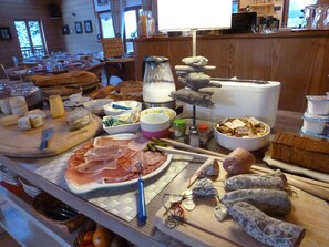 Daily buffet breakfast for a fee - Appart Hotel Panoramic Village (La Grave)