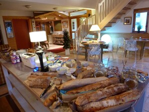 Daily buffet breakfast (EUR 15 per person) - Appart Hotel Panoramic Village (La Grave)