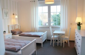 Family Condo, Bathtub | Down comforters, laptop workspace, free WiFi, bed sheets - Pension Belger (Blankenfelde-Mahlow)