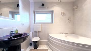Appartamento familiare, vasca da bagno | Lavandino