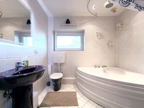 Apartamento familiar, bañera | Lavabo del cuarto de baño