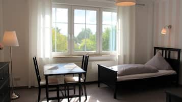 Appartamento familiare, vasca da bagno | Copriletto in piuma, postazione laptop, Wi-Fi gratuito, lenzuola