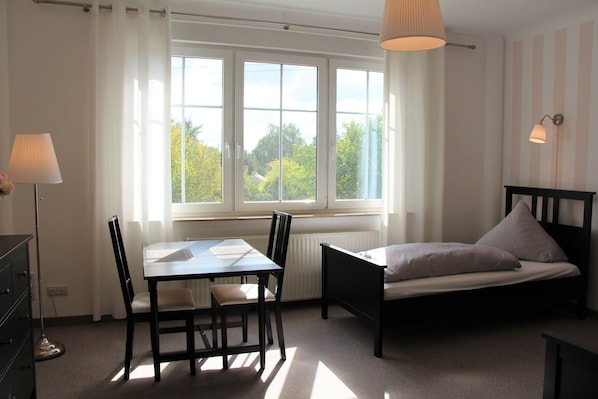 Familienapartment, Badewanne | Daunenbettdecken, laptopgeeigneter Arbeitsplatz, kostenloses WLAN