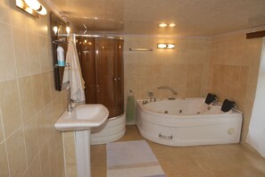 Comfort Room, Non Smoking, City View | Bathroom | Free toiletries, towels, soap, toilet paper - Guest House Caucasus (Kutaisi)