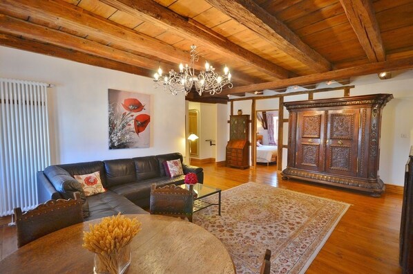 Suite (Charles) | Living area