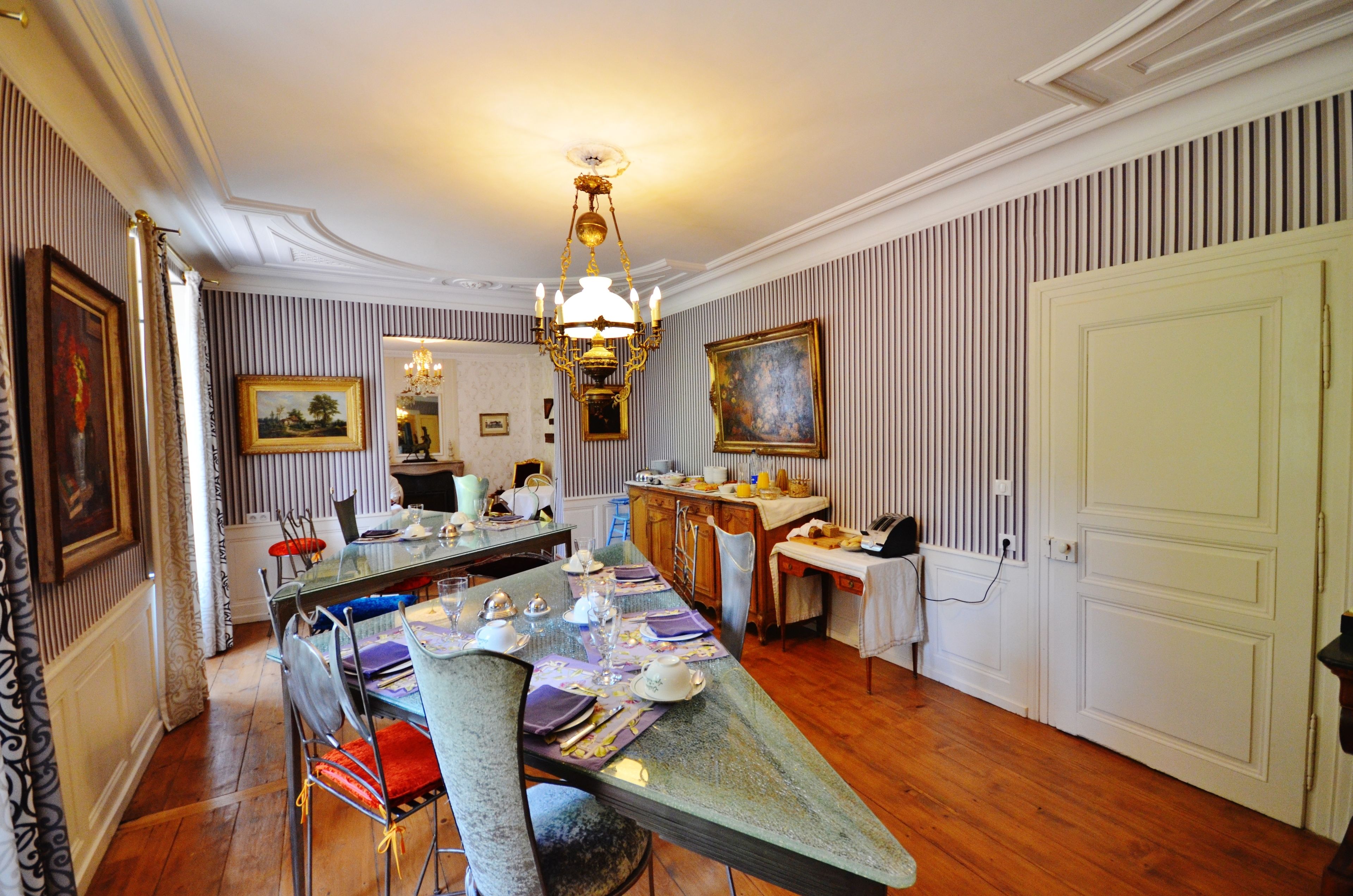 Petit déjeuner buffet (13 EUR par personne)