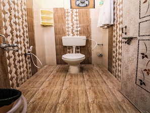 Shower, rainfall showerhead, hair dryer, towels - OYO 15928 Hotel Midtown (Hyderabad)