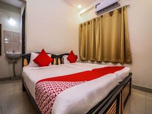 Habitación estándar con 1 cama matrimonial o 2 individuales, 1 cama matrimonial, para fumadores | Wifi gratis