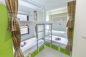 Asrama Umum, hanya perempuan (Single Bed in 8 Bed) | Pemandangan dari kamar
