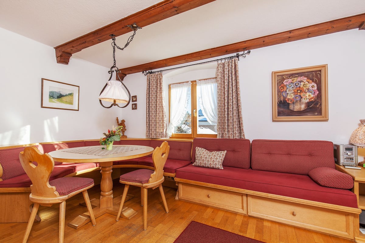 Apartment (Anzengruber-Stube) | Individually decorated, individually furnished, desk