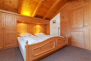 Appartement (Hubertus-Studio) | Individueel gedecoreerd, individueel gemeubileerd, een bureau