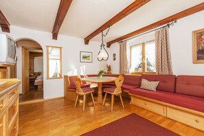 Appartement (Anzengruber-Stube) | Individueel gedecoreerd, individueel gemeubileerd, een bureau