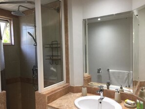 샤워 시설, 레인폴 샤워기, 무료 세면용품, 헤어드라이어