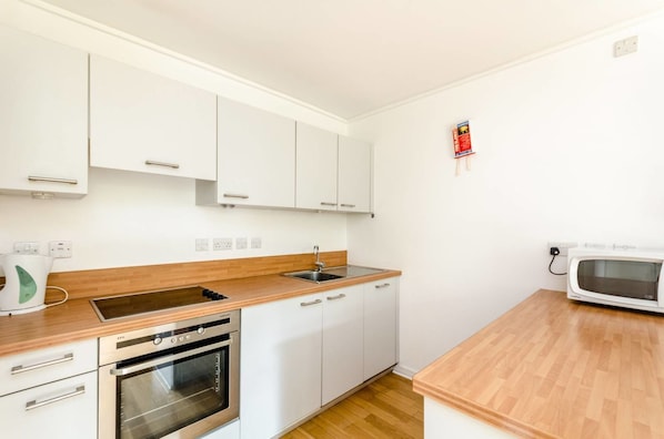 Executive Apartment, 2 Double Beds, Accessible | Private kitchen | Full-sized fridge, microwave, oven, stovetop
