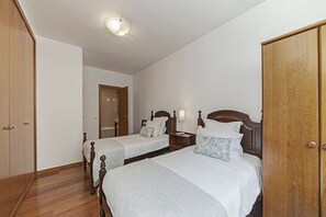 Villa, 3 Schlafzimmer, eigener Pool, Meerblick | 3 Schlafzimmer, Zimmersafe, Schreibtisch, Bügeleisen/Bügelbrett