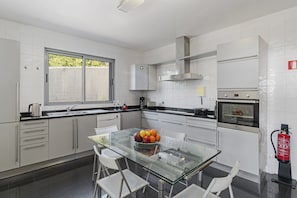 Villa, 3 chambres, piscine privée, vue sur l’océan | Cuisine privée | Réfrigérateur grande capacité avec congélateur, four à micro-ondes