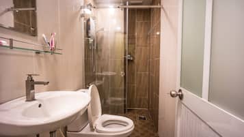 Bruser, gratis toiletartikler, hårtørrer, hjemmesko