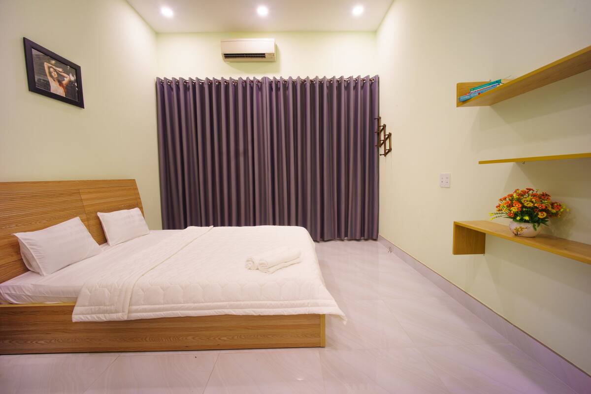 6 quartos, cofres nos quartos, escrivaninha, cortinas blackout