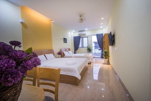 Family Room with Balcony - Language Exchange Hostel 1 (Ho Chi Minh City)