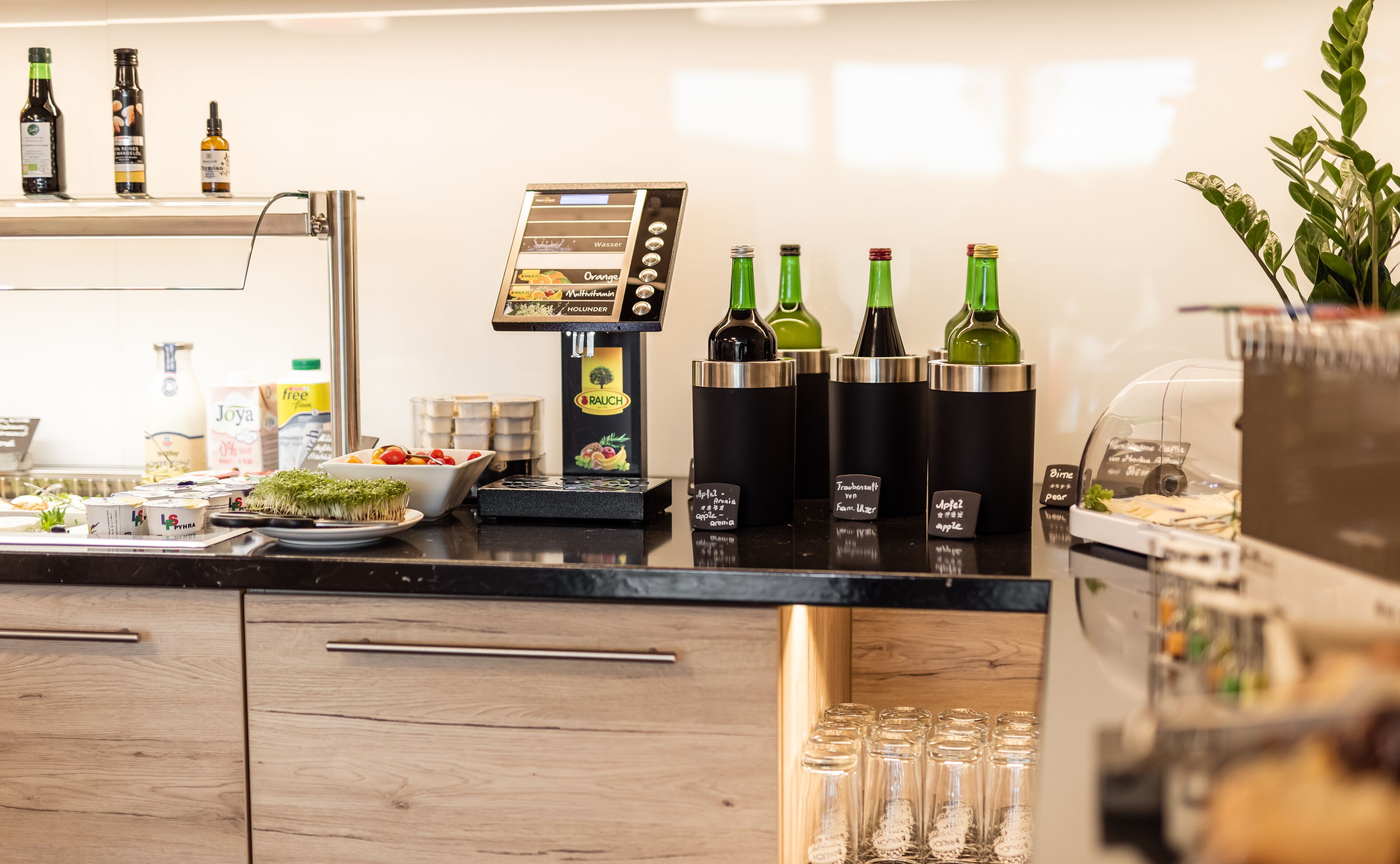 Un espace bar avec diverses bouteilles et un appareil à café.