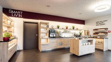 Eine moderne Küche mit Holdekor, einer Kaffeemaschine und einem Schild mit der Aufschrift 'Smart Liv'in'.