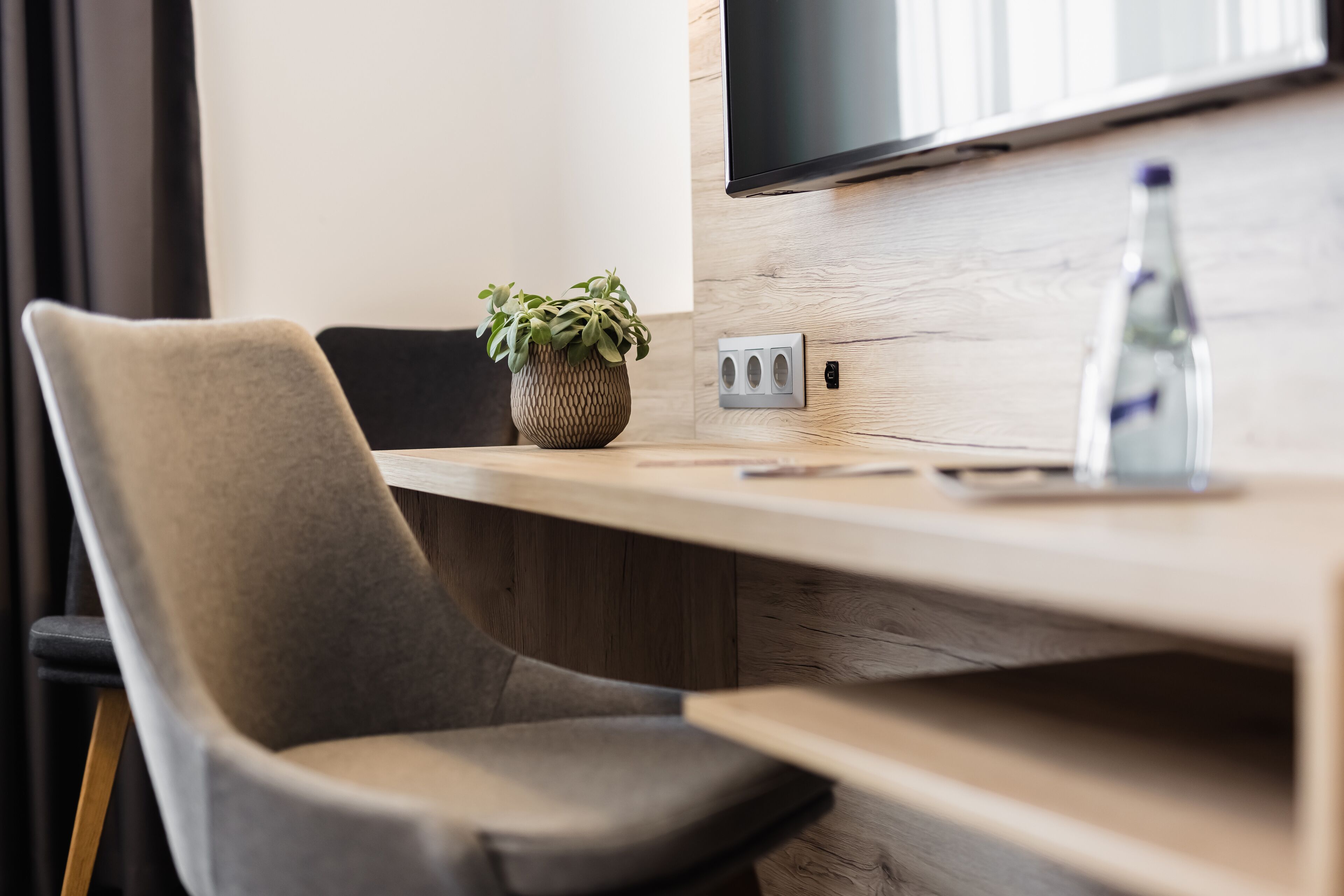 egyptian cotton sheets, premium bedding, in-room safe, desk