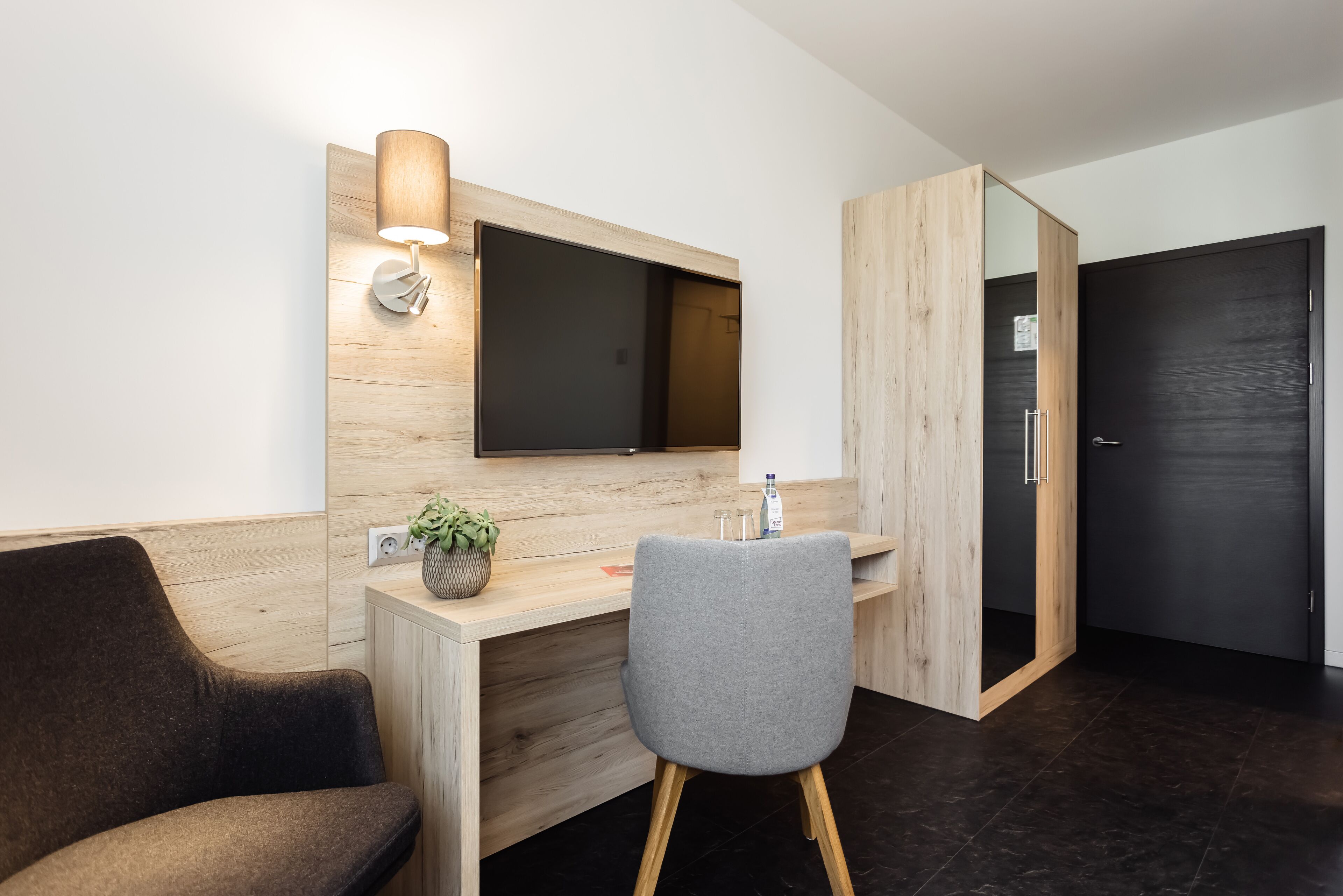 egyptian cotton sheets, premium bedding, in-room safe, desk