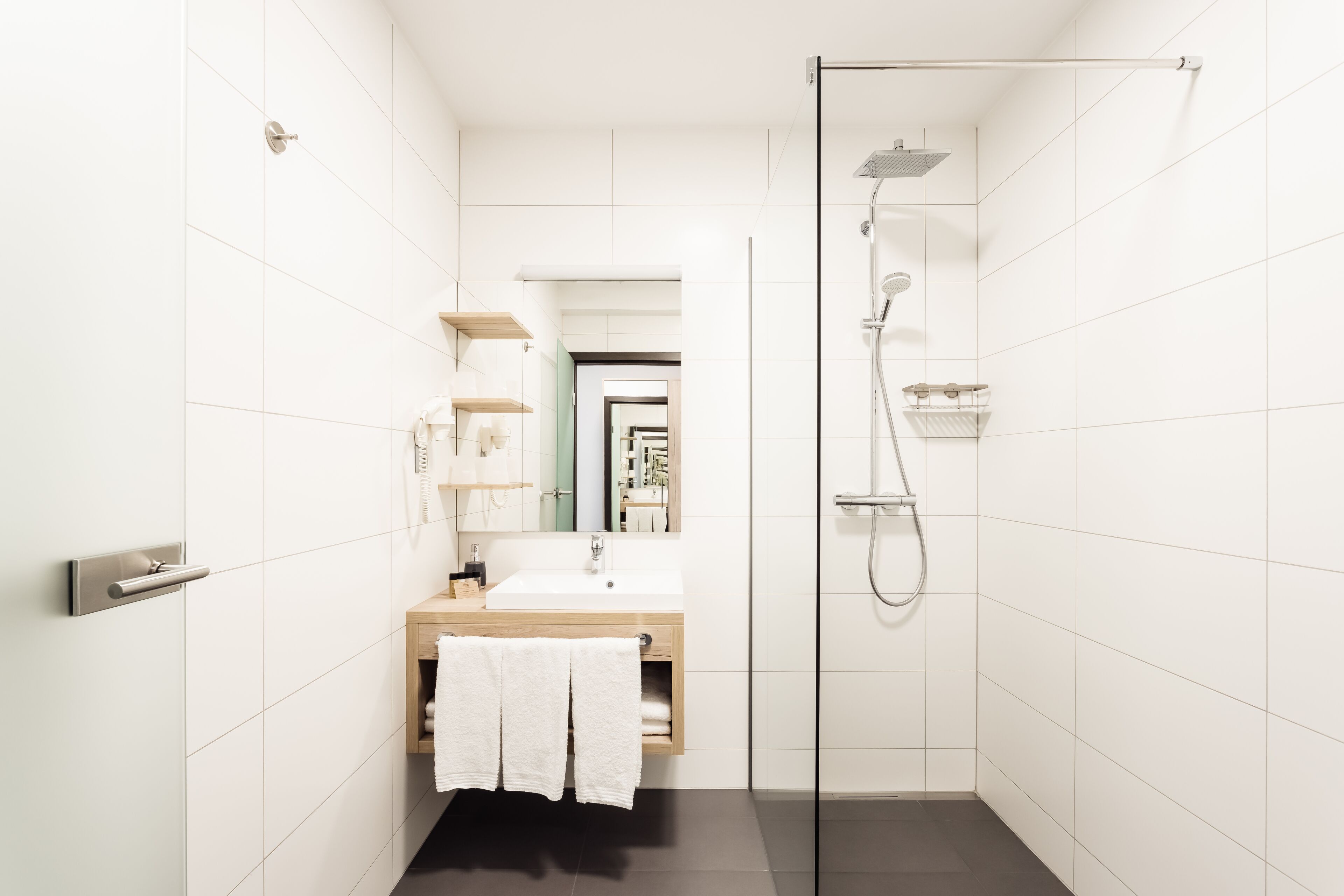 Shower, rainfall showerhead, free toiletries, hair dryer